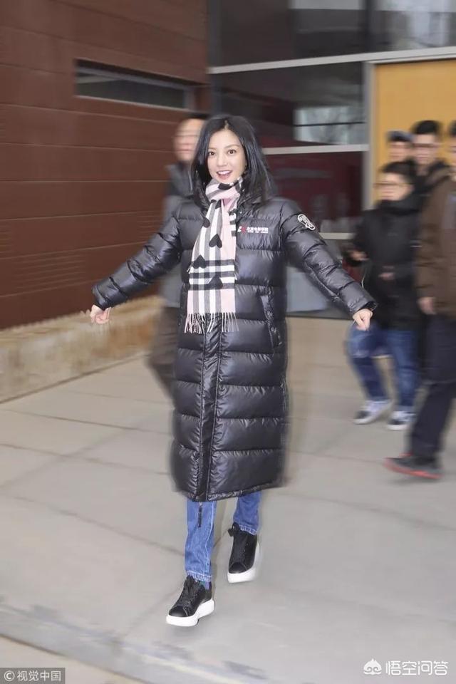 迪丽热巴晒校服照带火上戏羽绒服,除了她还有