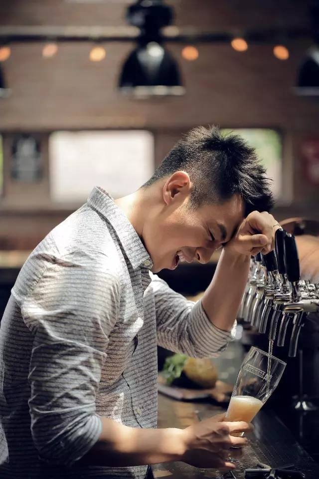 朱亚文: a面行走的荷尔蒙, b面顾家的好男人