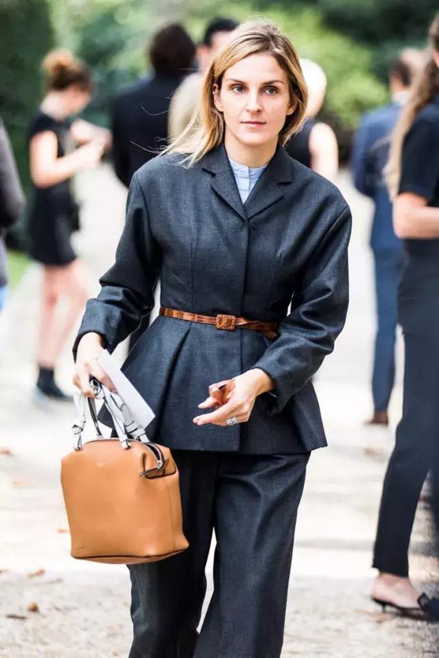 波普风格的夹克外套,用同色系小色块的衬衫来呼应,独特的非常吸引人的