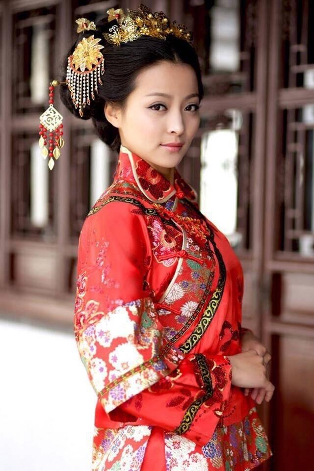 中国古代女子出嫁穿的凤冠霞帔,就差个红盖头了!真的是美翻了