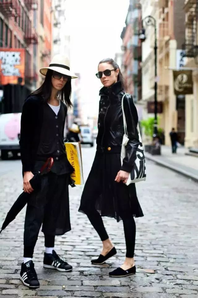 裤子和裙子的搭配成为新的潮流趋势,而且越来越火