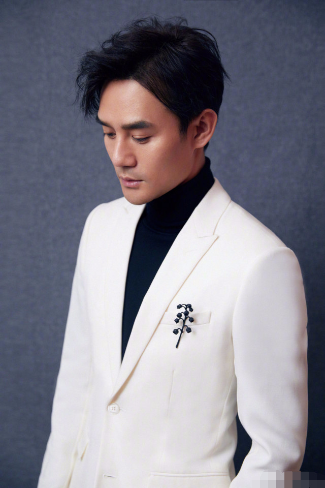 36岁周渝民碰上35岁王凯同穿竖纹西装!网友:花美男和型男差距真大!