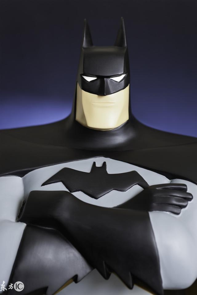 蝙蝠侠自信而又淡定的回答:i am rich闪电侠坐进蝙蝠侠的奔驰保持里