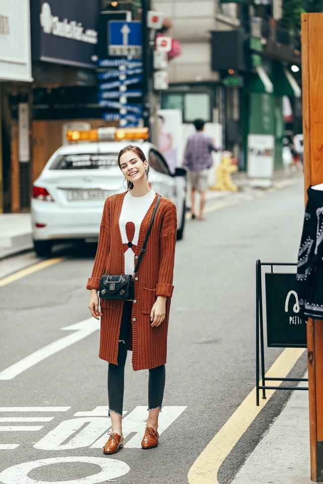 针织开衫这么穿特显韵味感