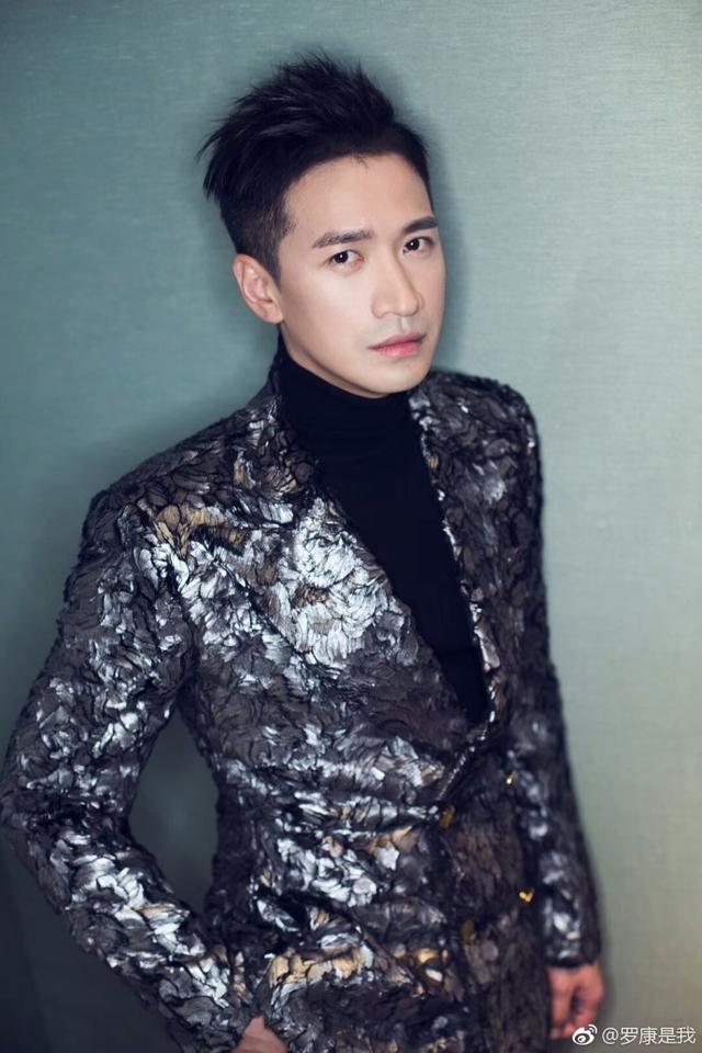 41岁何晟铭晒近照,阳光帅气堪比小鲜肉,这眼神简直太有杀伤力!