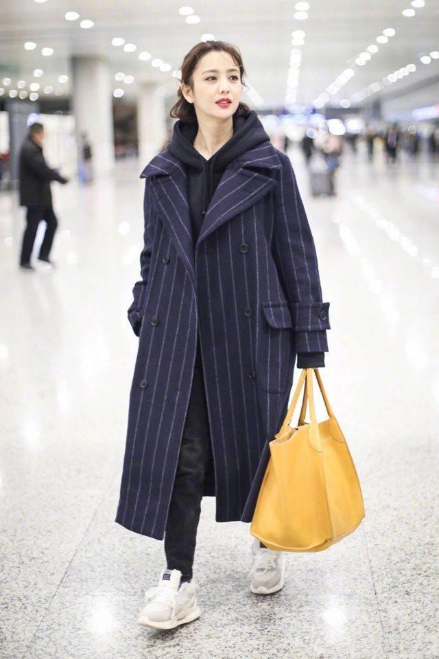 33岁佟丽娅现身机场,卫衣搭配大衣气质出众,网友:大红唇迷死人