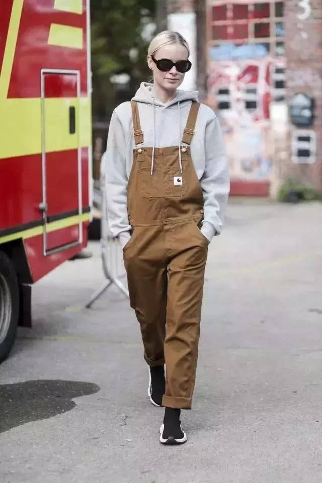 外套和卫衣都有帽子,你知道该怎样穿吗?!