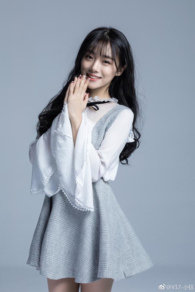 lpl三位美女解说网晒s8定妆照 苏小妍:又到了自攻自受的时间!