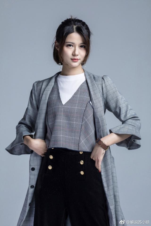 lpl三位美女解说网晒s8定妆照 苏小妍:又到了自攻自受的时间!