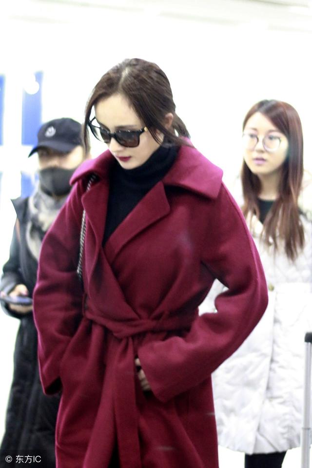 杨幂穿三角裤走机场,网友;这是今年最流行的