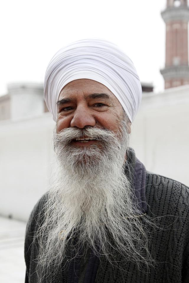 印度男人的头巾长达几米,从头巾的不同包法上可以看出他的宗教和地域.