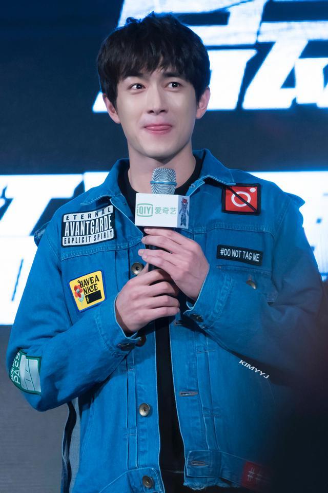 林更新在读研究生? 有颜值还要有学历, 这回相信你喜欢看书了