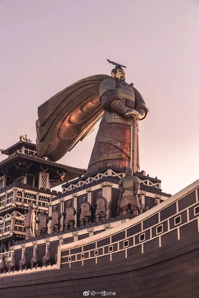 67航拍西安昆明池景区内的汉武帝雕塑夕阳下彰显大汉雄风