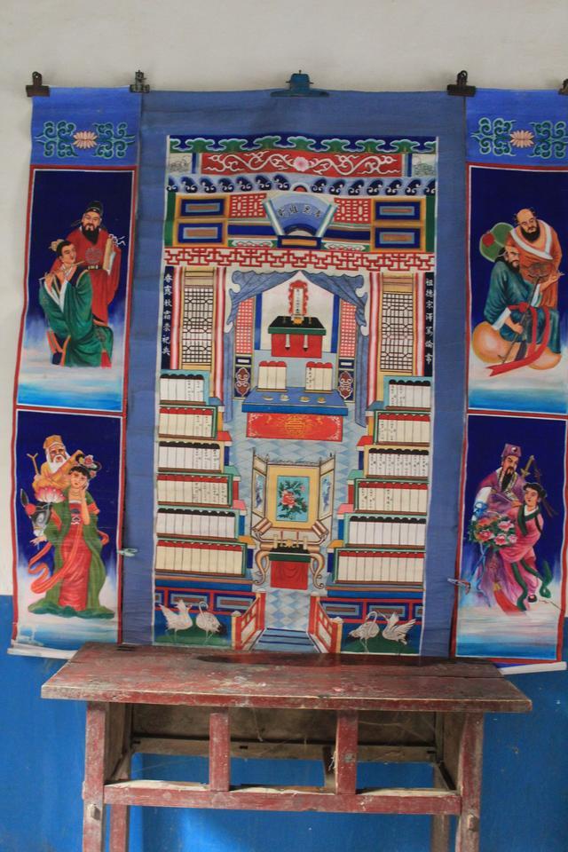 直击农村的大年三十贴书法春联门神诸神归位供奉祖先