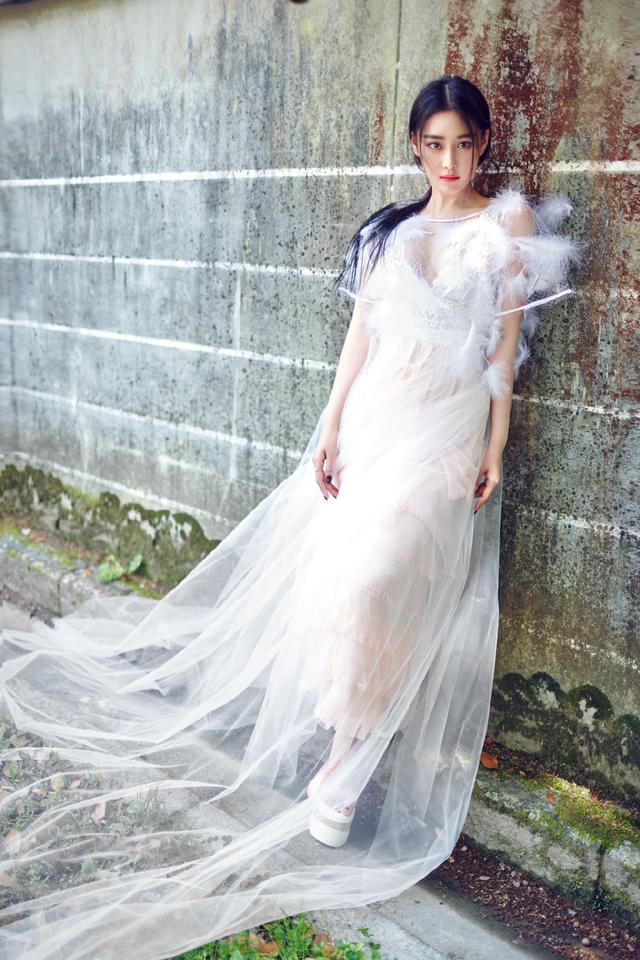 张馨予穿白色连衣裙秀性感身材,网友:这仙气和赵丽颖有的一拼!