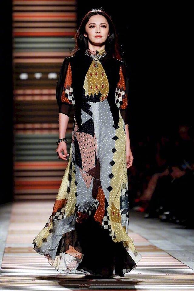 姚晨亮相米兰时装周首次走秀,身穿长裙展霸气女王范儿,气场十足