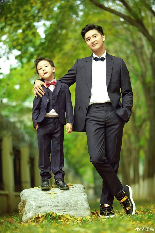 叶一茜发森碟教小亮仔轮滑照片超有爱,森碟大腿肌肉是不是太壮了