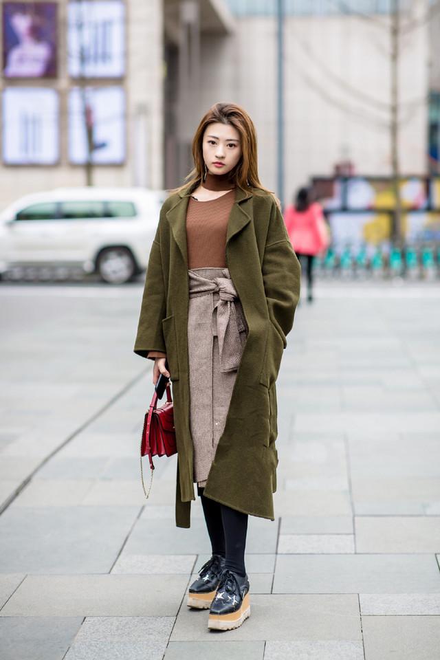 街拍:美女穿大衣搭配阔腿裤,轻松打造淑女范