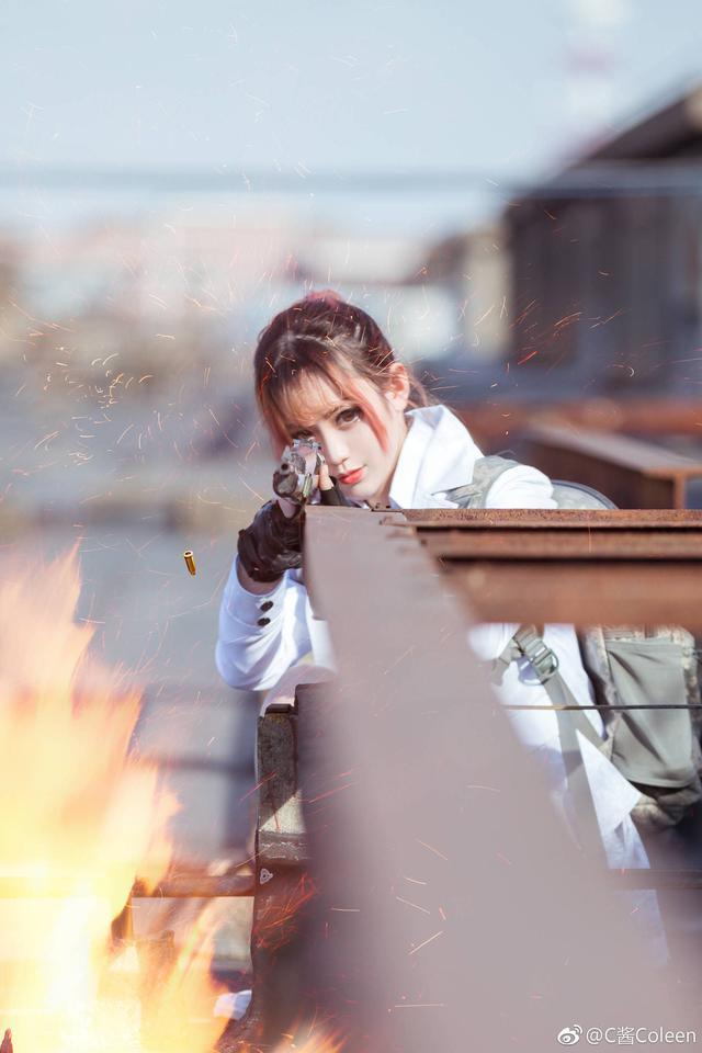 美女玩家绝地求生cos 机瞄射击一看就是高手