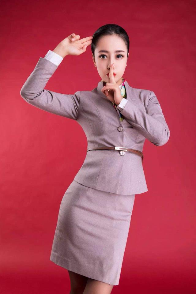 修身的奥凯航空制服秀俏皮可爱的美空姐