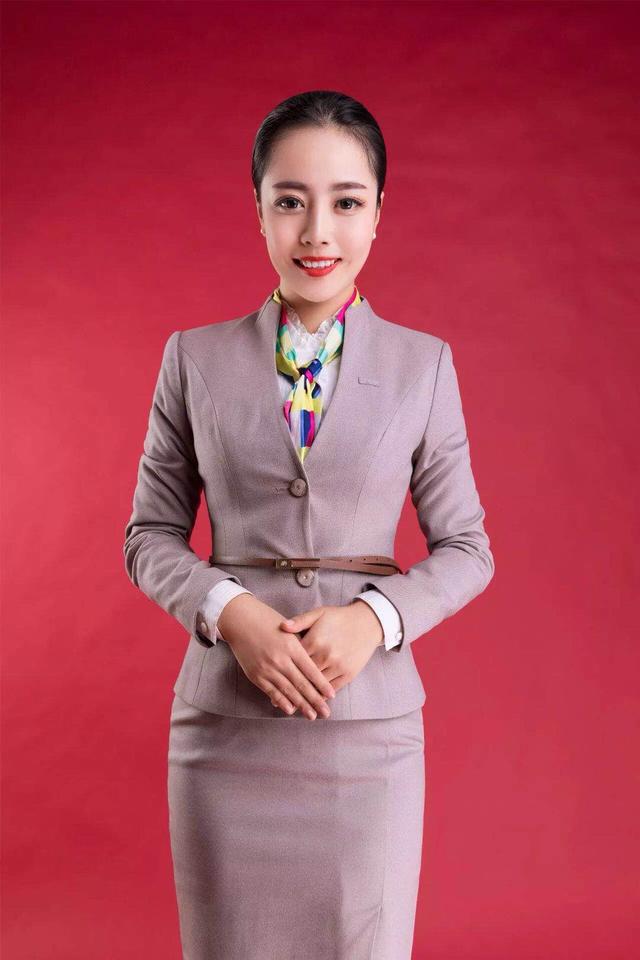 修身的奥凯航空制服秀俏皮可爱的美空姐