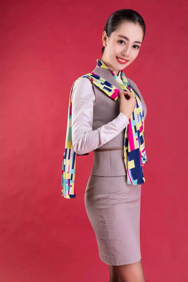 修身的奥凯航空制服秀俏皮可爱的美空姐