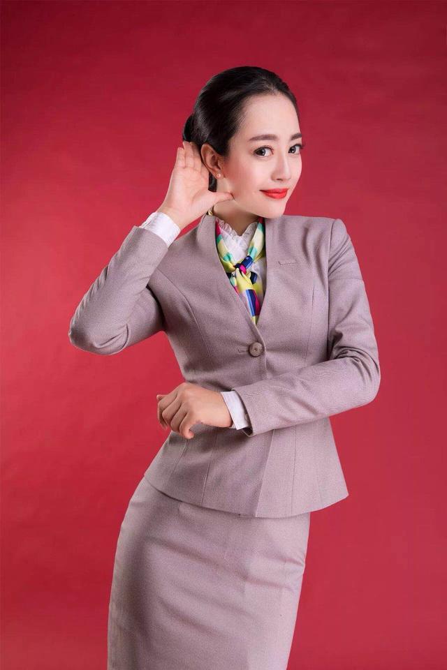 修身的奥凯航空制服秀俏皮可爱的美空姐