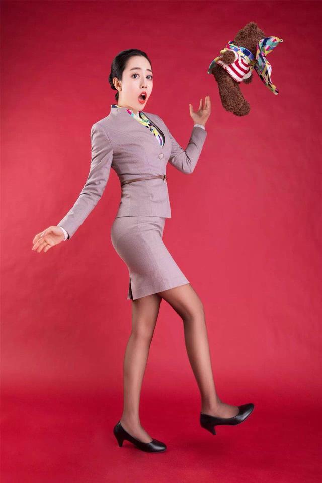 修身的奥凯航空制服秀俏皮可爱的美空姐