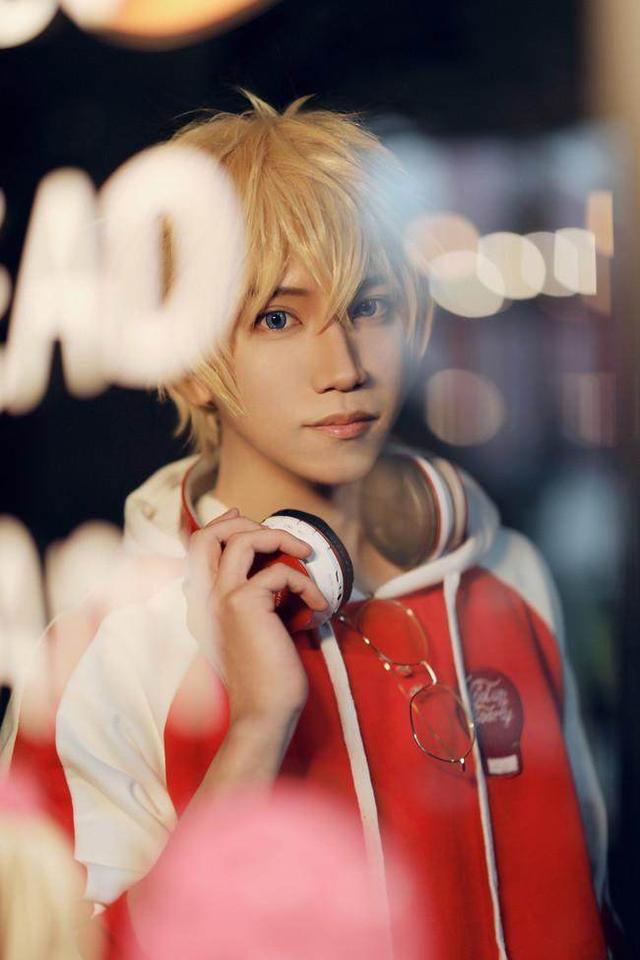 给大佬递薯片恋与制作人周棋洛的cosplay欣赏