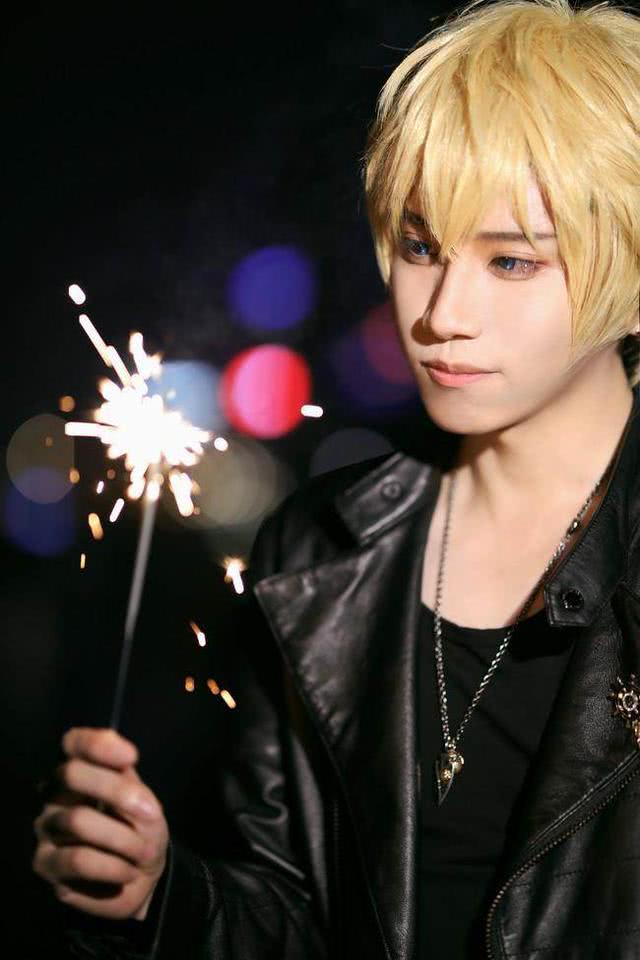 给大佬递薯片恋与制作人周棋洛的cosplay欣赏