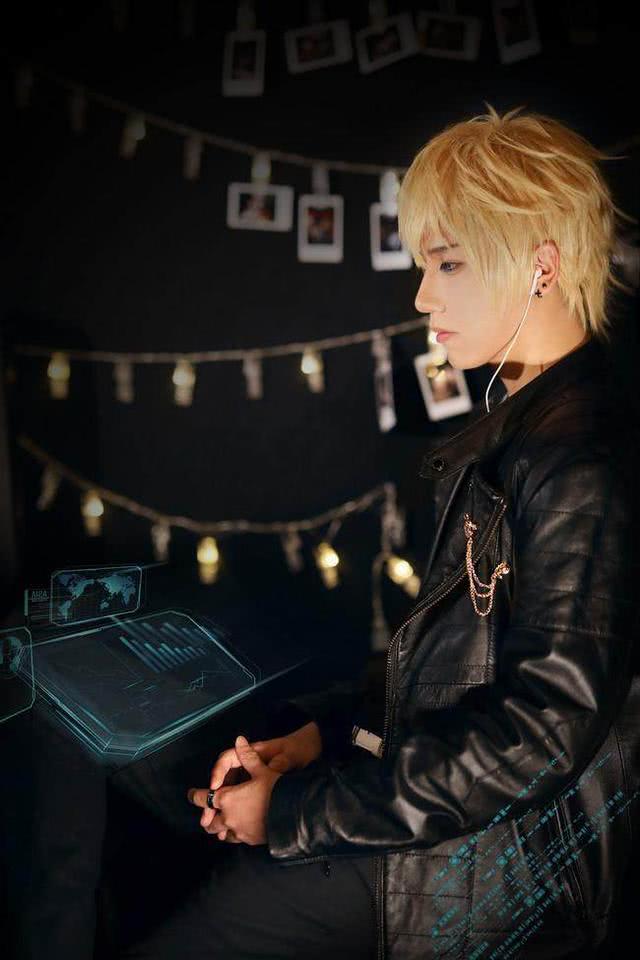 给大佬递薯片恋与制作人周棋洛的cosplay欣赏