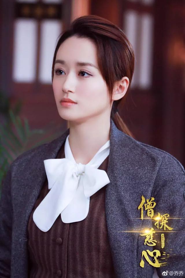 她,是探长郭亚辉的未婚妻,也是著名侦探小说家欧阳雪