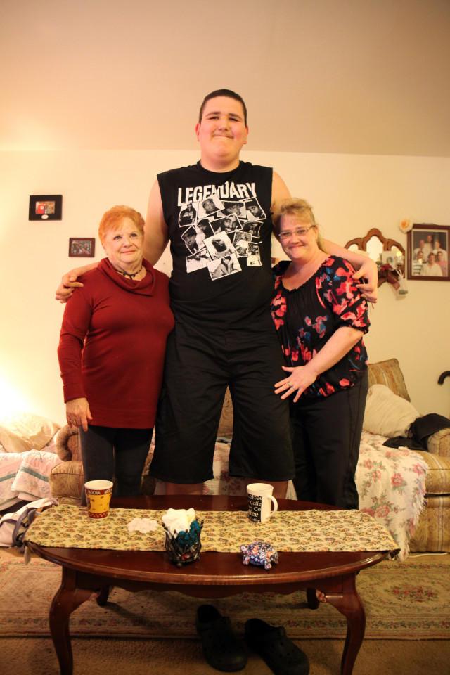 美国19岁少年身高破2米, 有望成为全球最高的人