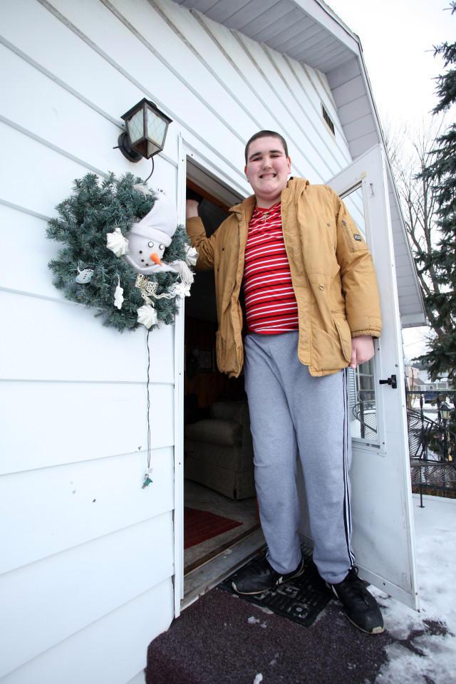 美国19岁少年身高破2米, 有望成为全球最高的人