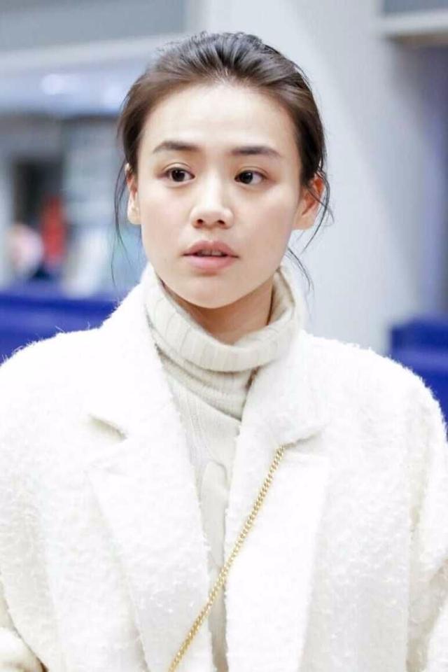 马思纯素颜现身机场颜值一点不比上妆后差笑容更是甜到酥