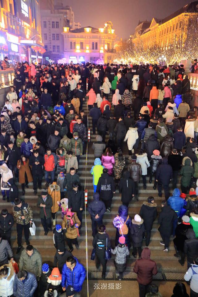 哈尔滨中央大街 元宵夜晚密密麻麻都是人