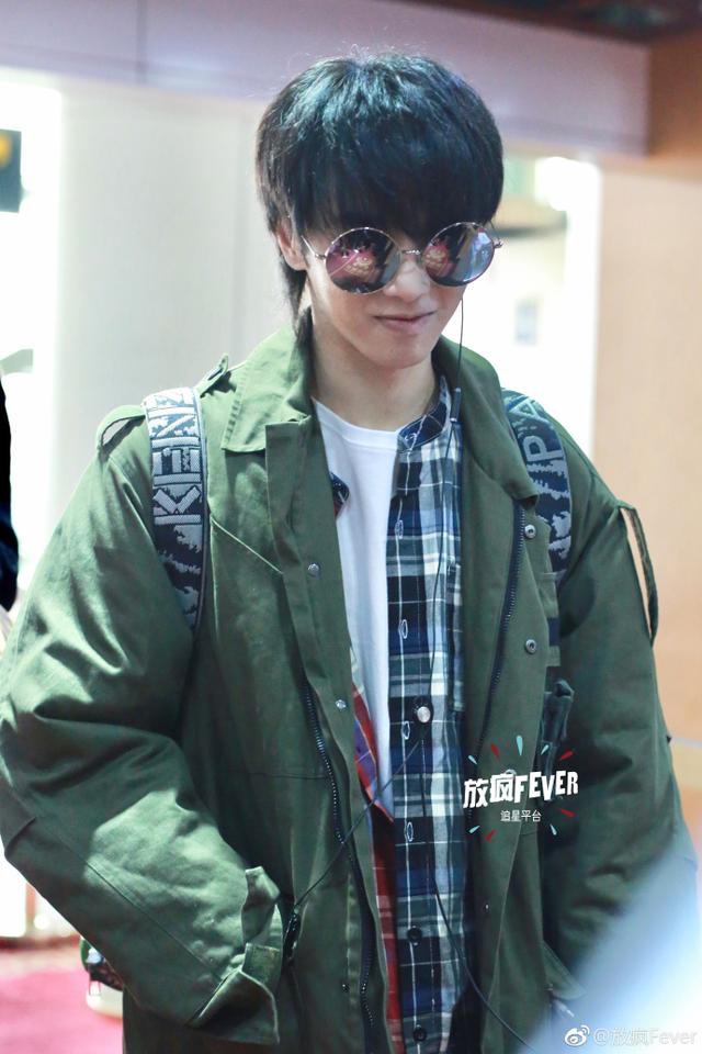 华晨宇戴墨镜现身机场面带微笑帅气十足,网友:花花头发长得真快