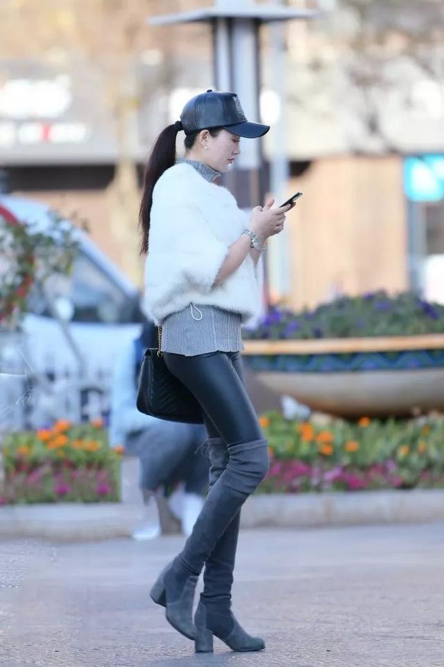 俏丽小女人黑色皮裤搭配一双黑色长靴,高冷的气质让人眼前一亮