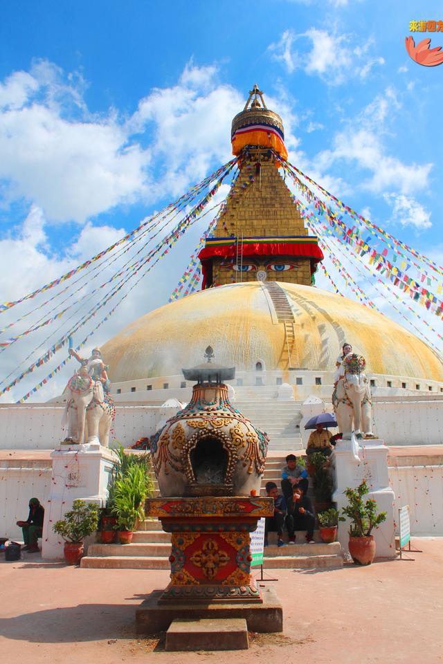 塔基落于地面之上,有4层向上递减的基台,象征藏传佛教冥想的曼陀罗