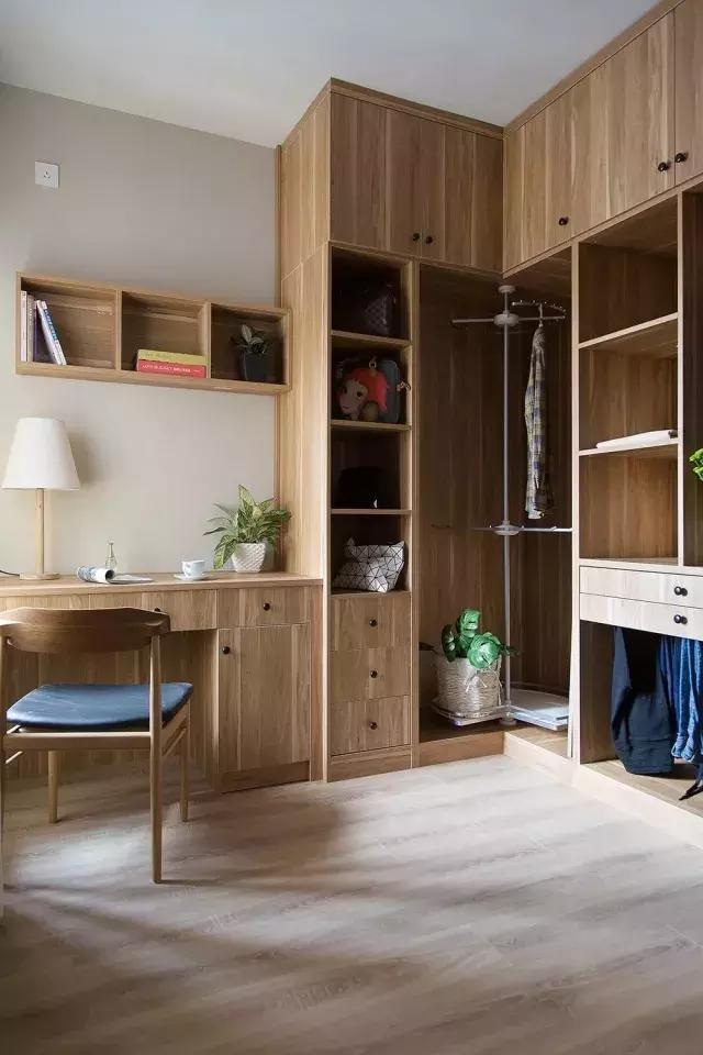 书房和衣帽间融为一体,组合式衣柜和书桌,这样节省出了很多空间,让