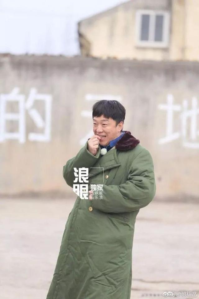 黄渤穿军大衣嗑瓜子被孙红雷调侃失踪 网友留言相当配合