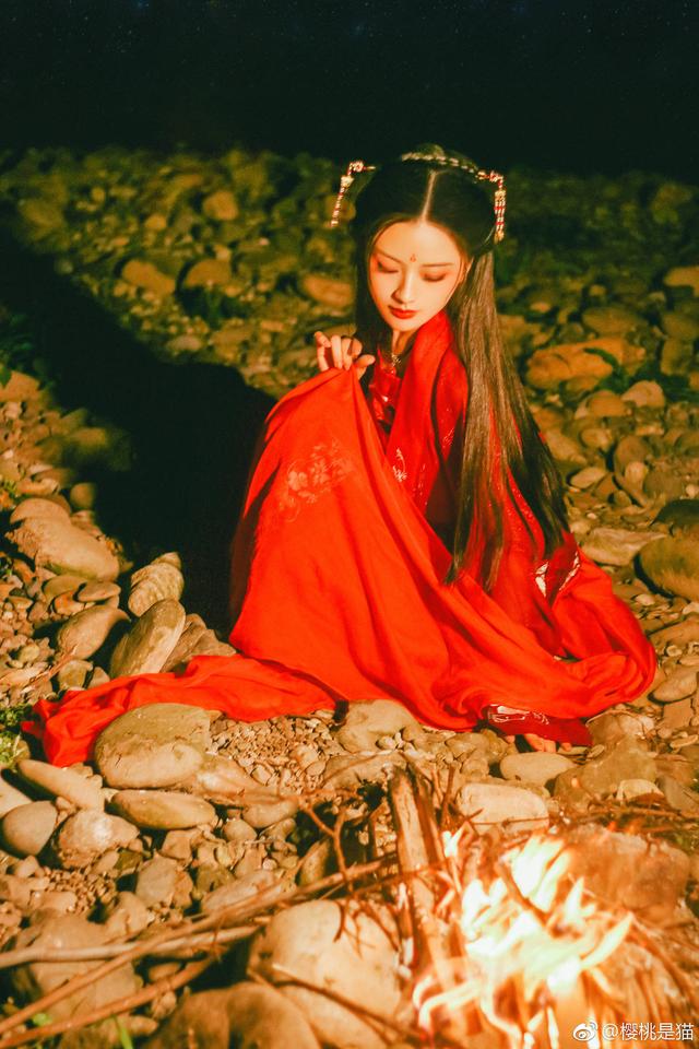 汉服欣赏红衣似火汉服之美大美中华艳绝冬日