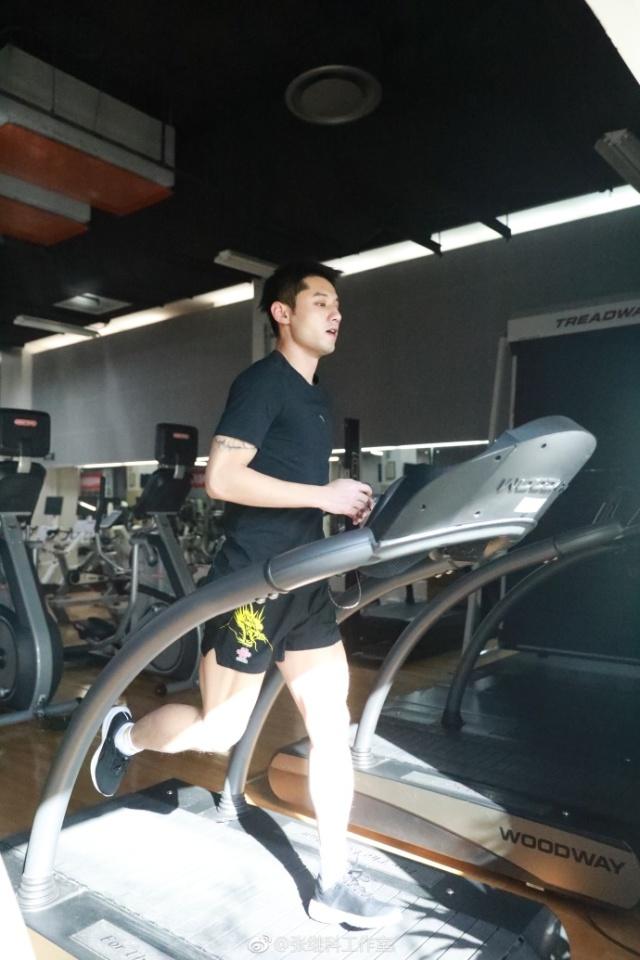 张继科回归训练 复出之路坎坷:先打队内选拔 再拼资格赛