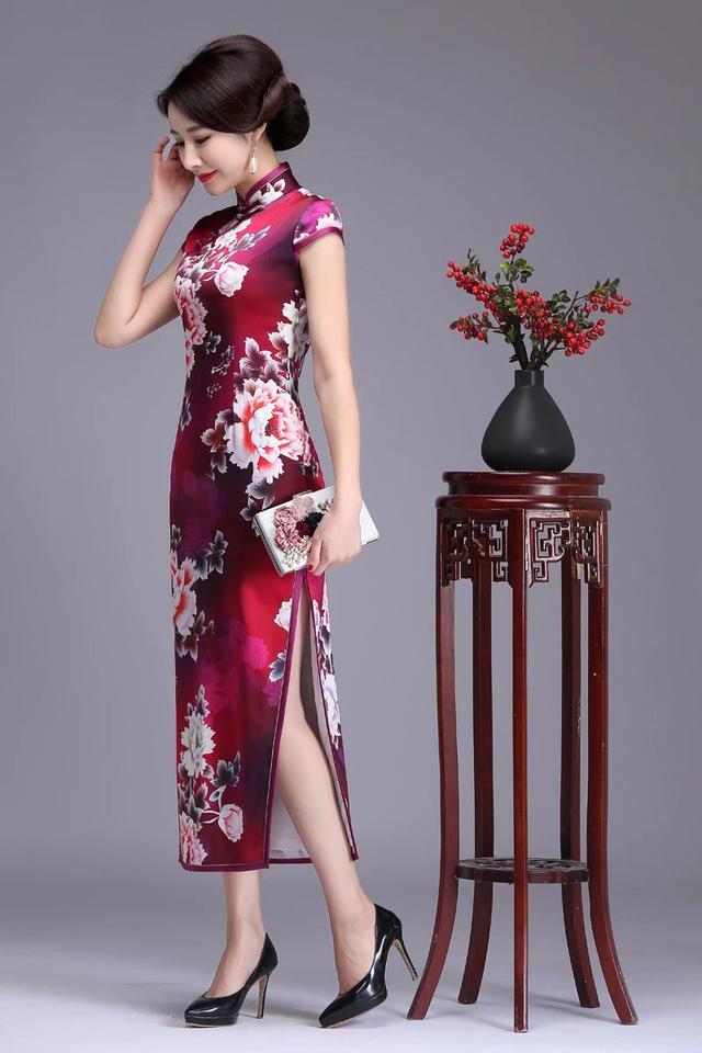 紫红牡丹花旗袍,让你美如临水照花!