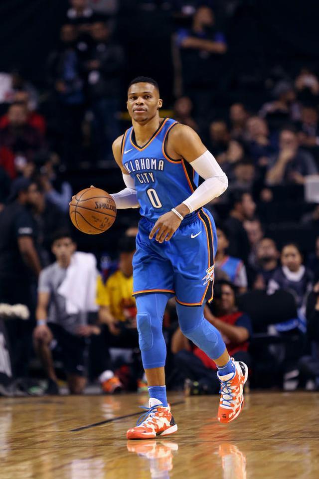 威少受伤赛后拒绝采访, 18次助攻的雷霆或陷入绝境