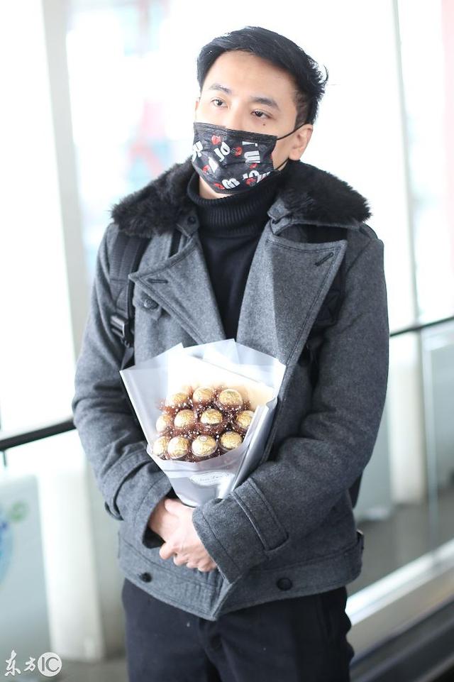 陈德修捧花现身机场,网友:目光呆滞,这还是终极系列里的他吗?