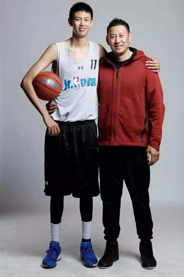 李楠儿子15岁身高2米11,单挑完胜爸爸,已经确定会为国效力