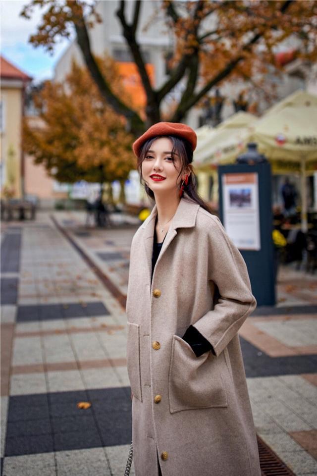 礼帽这么凹造型, 尽显时尚气质,内搭黑色连衣裙更吸睛