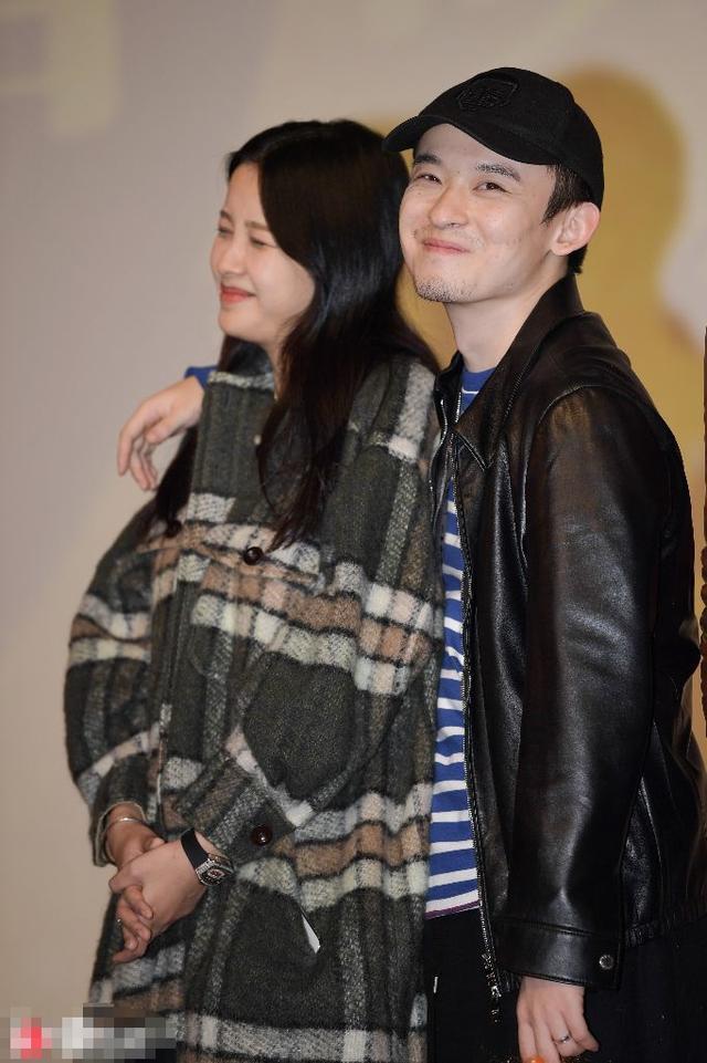 90后明星夫妻在他人电影首映礼上秀恩爱, 夫妻俩的背景不一般!