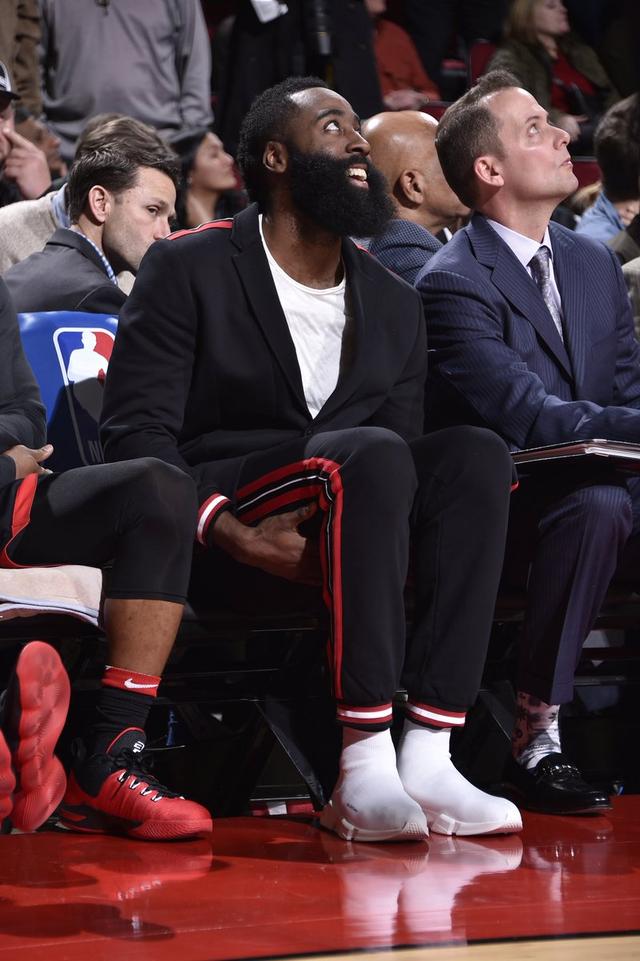 哈登穿全白球鞋来到现场看球!